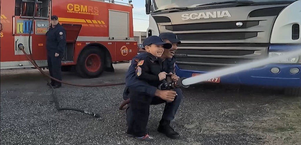 BOMBEIROS FAZEM SURPRESA PARA MENINO DURANTE FESTA DE ANIVERSRIO, EM JAGUARO
