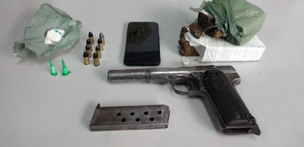 HOMEM  PRESO POR TRFICO E PORTE ILEGAL DE ARMA DE FOGO NO BAIRRO CIDADE DE GUEDA