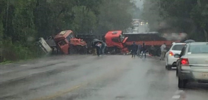 ACIDENTE COM DOIS VECULOS DE CARGA E UMA MOTOCICLETA DEIXA UMA VTIMA FATAL NA BR 392