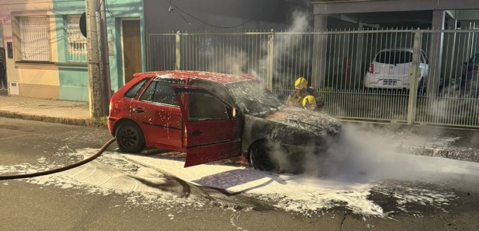 INC�NDIO ATINGE VE�CULO NA ZONA CENTRAL DE RG