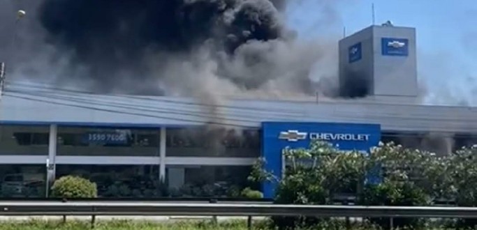 CONCESSION�RIA DE VE�CULOS � ATINGIDA POR INC�NDIO, EM S�O LEOPOLDO