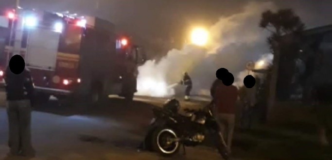 MOTOS COLIDEM E UMA DELAS PEGA FOGO, NA NOITE DE SBADO, NO CASSINO