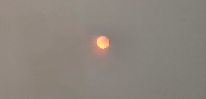 MESMO COM CHUVA, FUMAA DAS QUEIMADAS CHEGA AO RS E NVOA D TONS ALARANJADOS AO SOL