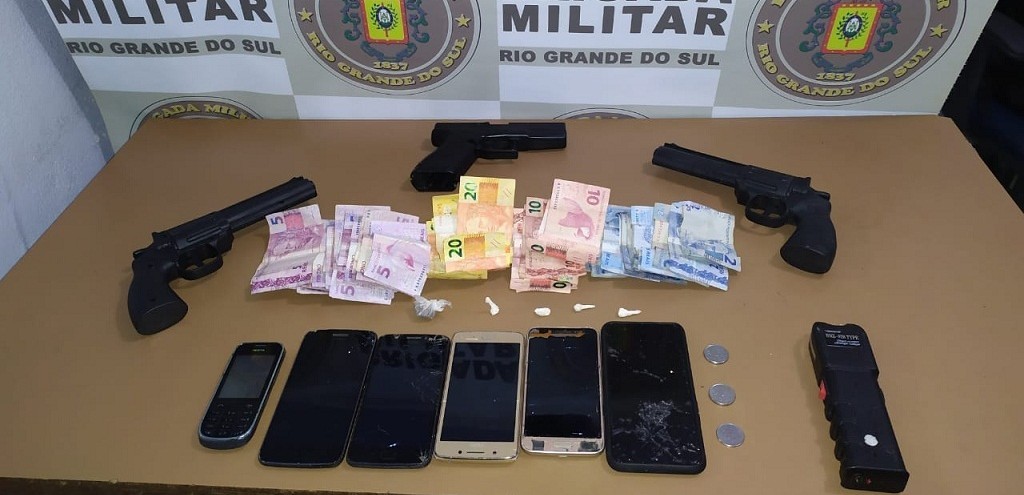 BM PRENDE TRIO POR TRFICO E POSSE DE ENTORPECENTES NO BAIRRO AREAL, EM PELOTAS