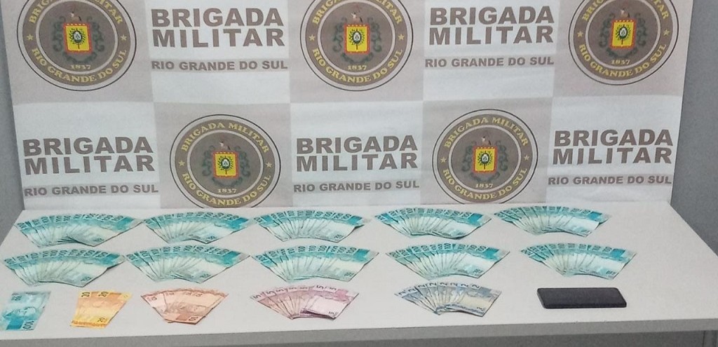 POLICIAIS DO 2 BRBM PRENDEM HOMEM POR DIREO PERIGOSA E APREENDEM MAIS DE R$ 10 MIL EM VECULO