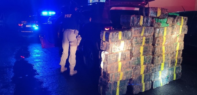 PRF APREENDE MEIA TONELADA DE MACONHA NA BR 290, EM ELDORADO DO SUL