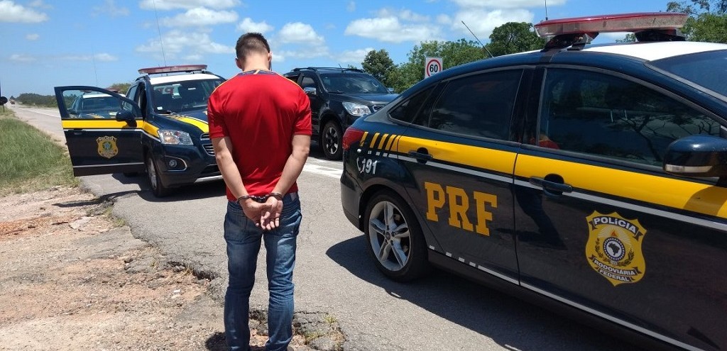 POLCIA RODOVIRIA FEDERAL PRENDE SEQUESTRADOR E LIBERTA REFM EM PELOTAS