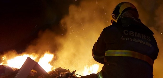 BOMBEIROS COMBATEM INC�NDIOS EM ENTULHOS E EM SECADOR DE GR�OS NO TAIM