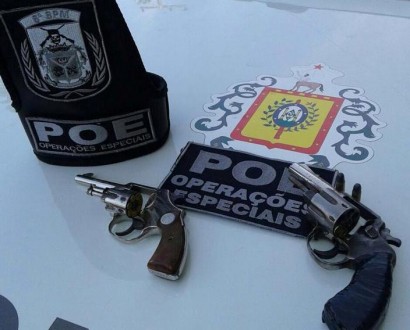 POE/6 BPM PRENDE DUPLA ARMADA E RETIRA MAIS DUAS ARMAS DE FOGO DE CIRCULAO