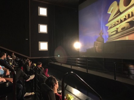 SHOPPING PRAA RIO GRANDE E REDE CINESYSTEM PROMOVEM SESSO DE CINEMA INCLUSIVA PARA ALUNOS COM AUTISMO