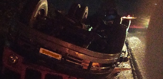 CAMINHO COM PLACAS DE JAGUARO SAI DA PISTA NA BR 116, EM CAMAQU