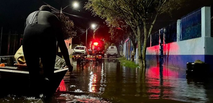ARROIO DAS CABE�AS TRANSBORDA E MORADORES RIBEIRINHOS S�O RESGATADOS PELOS BOMBEIROS