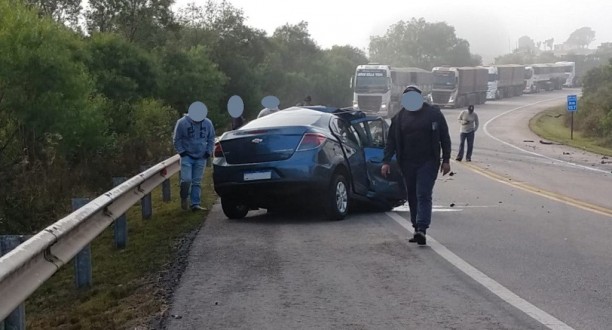 ACIDENTE GRAVE ENTRE CARRO E CAMINHO  REGISTRADO NA BR-392, EM SANTANA DA BOA VISTA