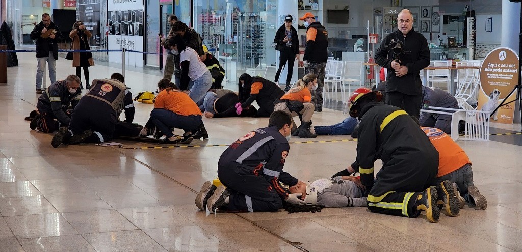 SIMULAO DE ACIDENTE COM MLTIPLAS VTIMAS  REALIZADA NO PRAA SHOPPING