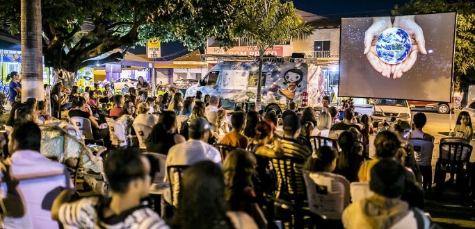 PRIMEIRO CINEMA ITINERANTE MOVIDO A ENERGIA SOLAR DO BRASIL CHEGA A RG COM SESSO GRATUITA