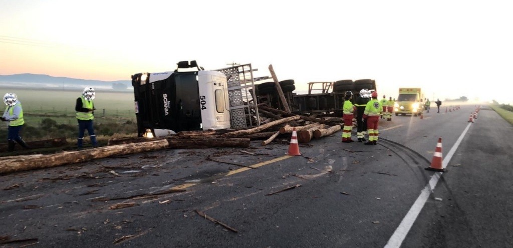 ACIDENTE E SUBSTITUIO DE POSTES DEIXAM O TRNSITO LENTO EM PONTOS DAS BRS 116 E 392