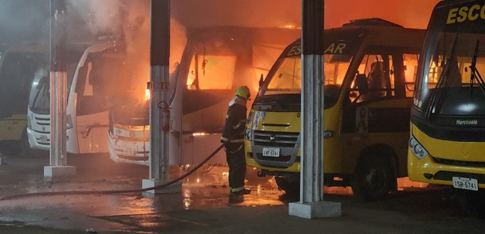 �NIBUS ESCOLAR DA PREFEITURA DE RG � ATINGIDO POR INC�NDIO NO CENTRO DE EVENTOS