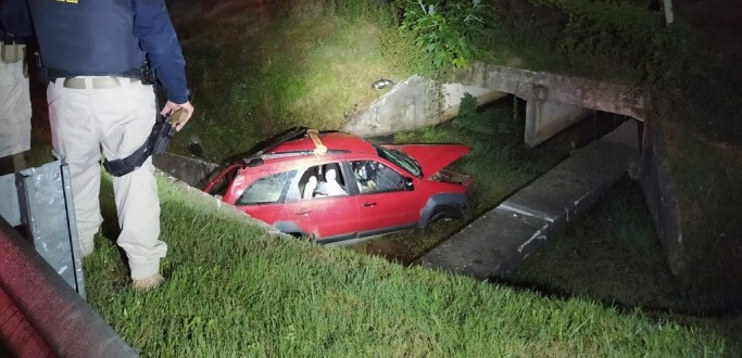 DUAS PESSOAS MORREM E OUTRAS DUAS FICAM FERIDAS EM SADA DE PISTA NA BR 392, EM RG