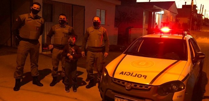 POLICIAIS FAZEM SURPRESA PARA MENINO DE CANGUU APAIXONADO PELA BM