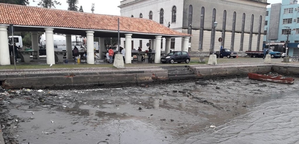 DOCA DO MERCADO PBLICO APARECE EM FOTOS COM NVEL DA LAGOA RECUADO