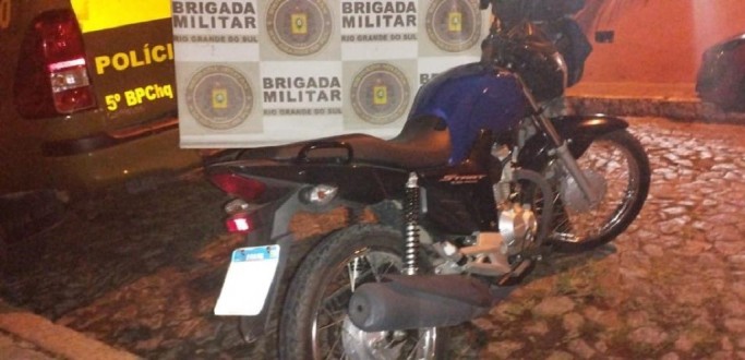 DUPLA  PRESA PELO 5 BPCHQ COM MOTOCICLETA ROUBADA, EM PELOTAS