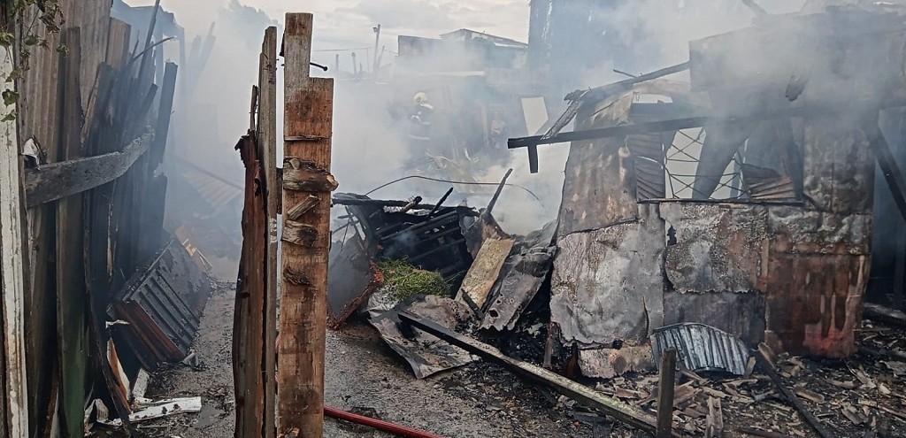 CASAS SO DESTRUDAS POR INCNDIO NA HENRIQUE PANCADA