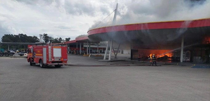 BOMBEIROS CONTROLAM INCNDIO EM POSTO DE COMBUSTVEIS, EM CAPO DO LEO
