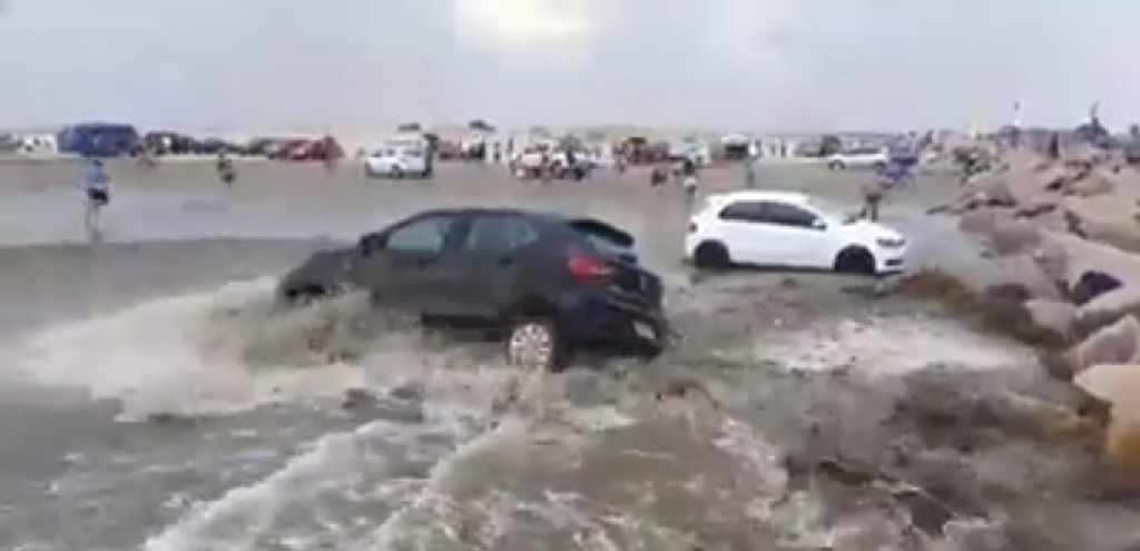 TSUNAMI METEOROLGICO ARRASTA VECULOS NESTE SBADO NO CASSINO
