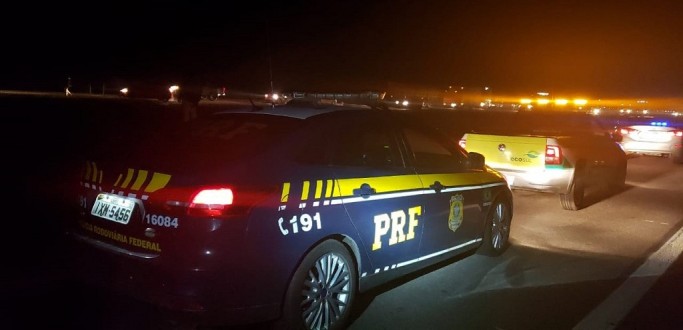 PRF E BOMBEIROS DECIDEM SUSPENDER AS ATIVIDADES NO LOCAL DO ACIDENTE COM CAMINHO TANQUE