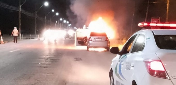 CARRO � DESTRU�DO POR INC�NDIO NA ERS 734