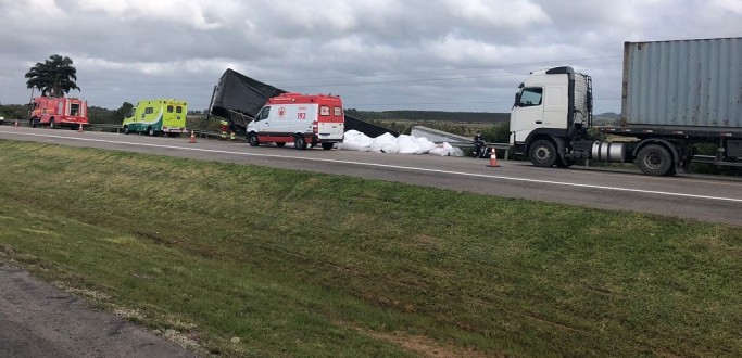 COLISO ENTRE TRS VECULOS DEIXA UM MOTORISTA MORTO E OUTRO FERIDO NA BR 116, EM CAMAQU
