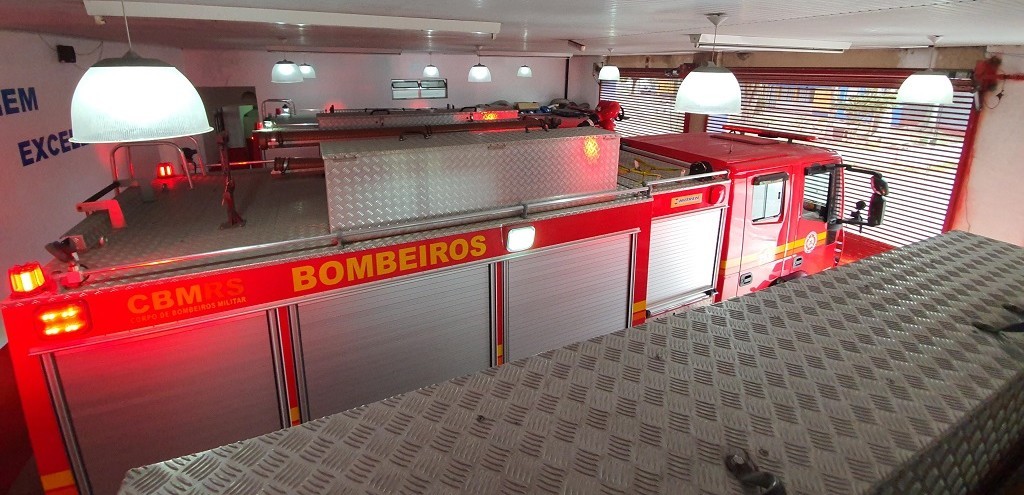 CASA DE MADEIRA  DESTRUDA POR INCNDIO NA SO MIGUEL