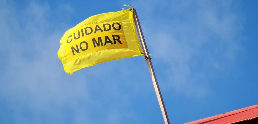 CONHEA OS SIGNIFICADOS DAS BANDEIRAS NAS GUARITAS DOS GUARDA-VIDAS