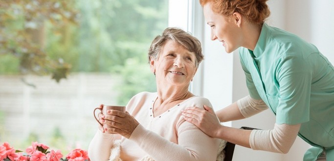 UNIMED OFERECE CURSO GRATUITO E ON-LINE PARA CUIDADORES DE IDOSOS