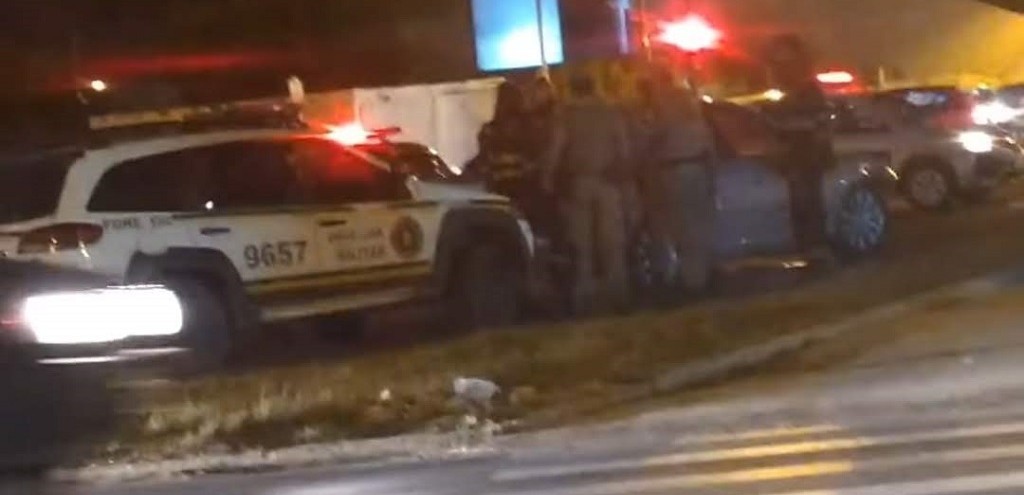MOTORISTA EMBRIGADO FOGE DA BM E PROVOCA PERSEGUIO QUE TERMINOU COM TIROS, EM PELOTAS
