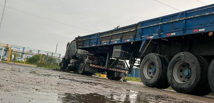 INC�NDIO ATINGE CAMINH�O ESTACIONADO NA VIA 1, EM RG