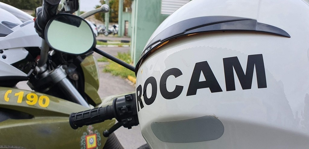 ROCAM PRENDE DOIS HOMENS POR ROUBO A PEDESTRE E FURTO EM VECULO