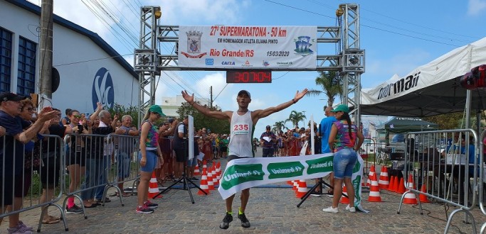 ESTREANTE NOS 50 KM, PAULISTA RENILTO DOS SANTOS VENCE A SUPERMARATONA