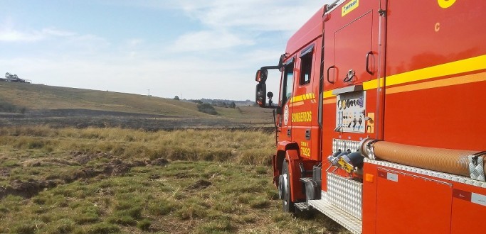BOMBEIROS TRABALHAM POR OITO HORAS PARA APAGAR TRS INCNDIOS EM VEGETAO EM SLS