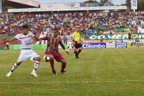 ESTREIA COM O P DIREITO (Com dois gols de Fidlis e um de Cleverson, o Leo do Parque assumiu a liderana na primeira rodada)