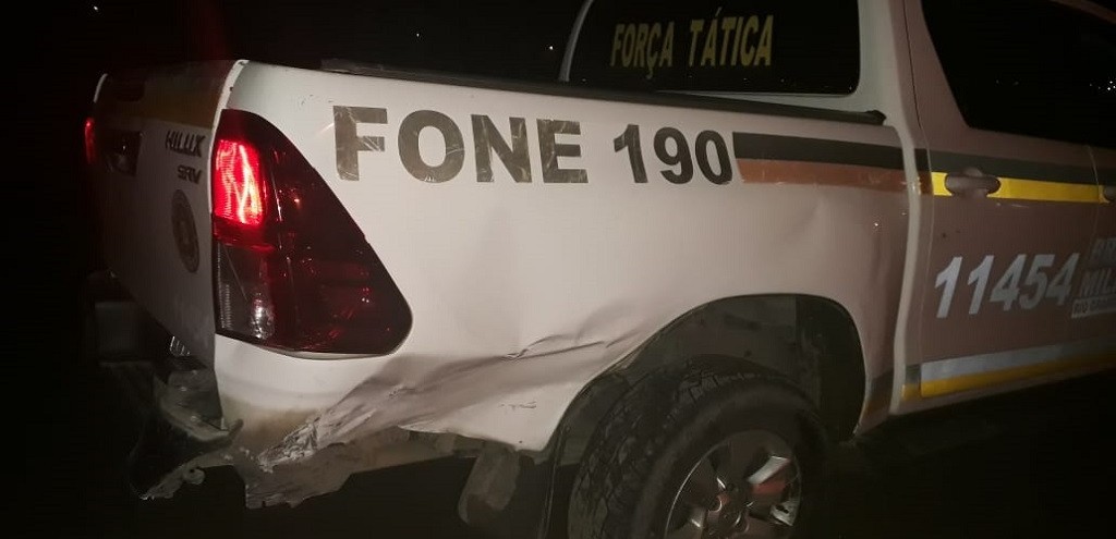 CRIMINOSOS SEQUESTRAM TAXISTA E NA FUGA COLIDEM VECULO CONTRA VIATURA DA BM