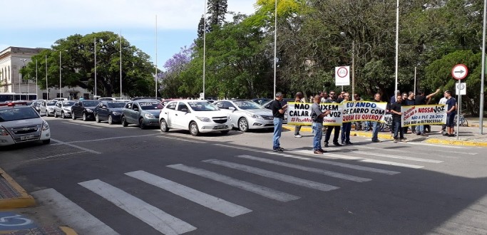 MOTORISTAS DA UBER FAZEM PROTESTO CONTRA PROJETO DE LEI QUE VISA A REGULAMENTA��O DO SERVI�O NO PA�S