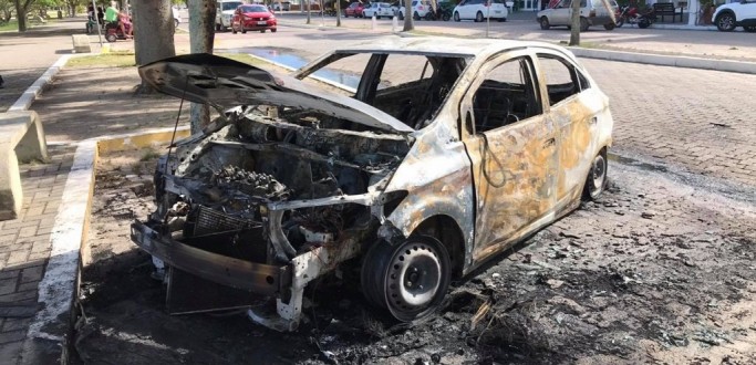 CARRO COMPRADO HORAS ANTES PEGA FOGO E FICA DESTRUDO NO LARANJAL