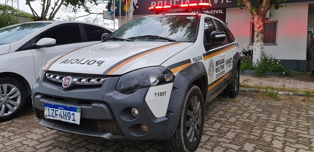 OFICIAL DA MARINHA  BALEADO NA BEIRA DA PRAIA E SUSPEITOS SO APREENDIDOS