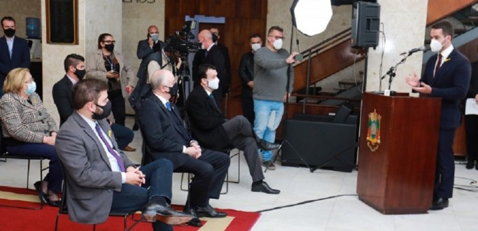 GOVERNADOR RECEBE R$ 7 MILHES DA ASSEMBLEIA PARA REFORAR O AUXLIO EMERGENCIAL GACHO