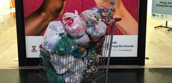 PRA�A SHOPPING REALIZA A ENTREGA DE TAMPINHAS AO HU-FURG