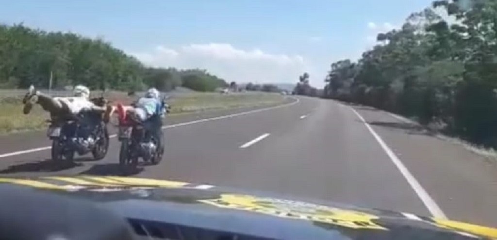 JOVENS CRUZAM POR VIATURA DA PRF PILOTANDO MOTOS DEITADOS NA BR 116, EM GUABA