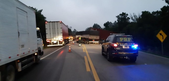 ACIDENTE ENTRE CAMINHES BLOQUEIA PARCIALMENTE A BR 392, EM PELOTAS