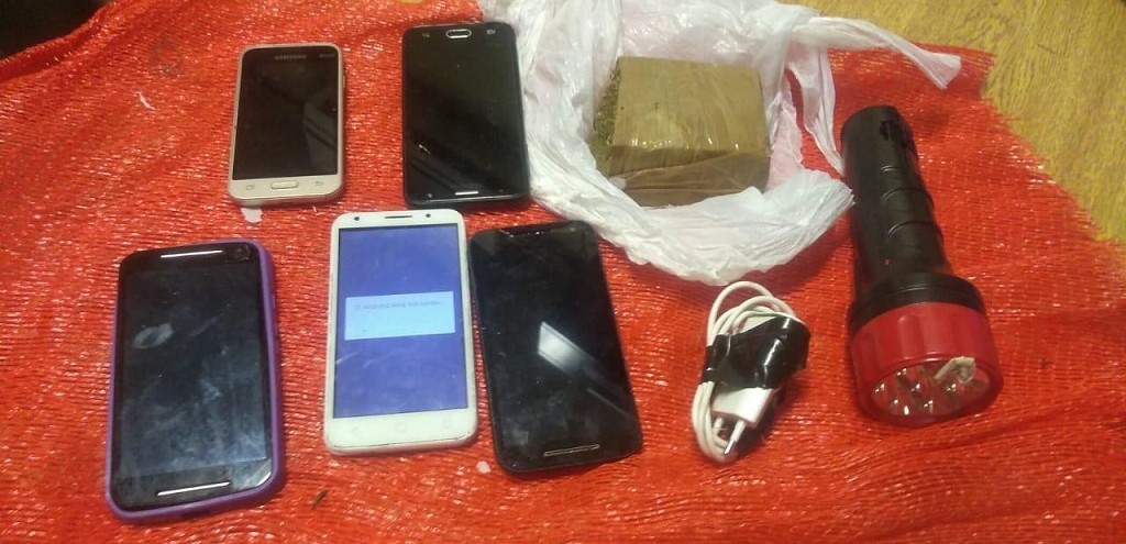 HOMEM INVADE REA DE SEGURANA DA PERG E TENTA ARREMESSAR OBJETOS PARA O PTIO