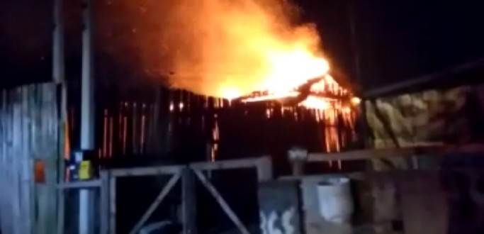 CASA � CONSUMIDA POR INC�NDIO NO BAIRRO PARQUE S�O PEDRO EM RIO GRANDE